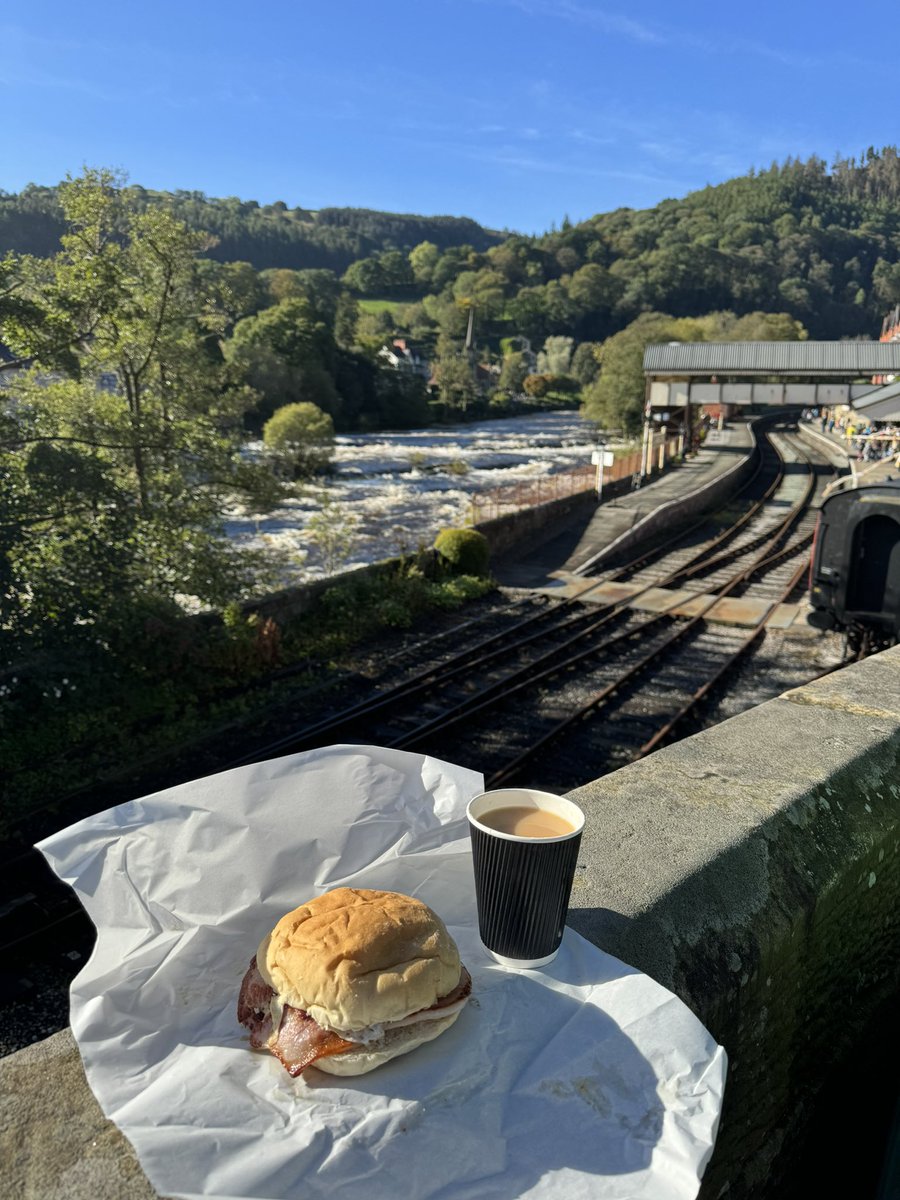 That’s better breakfast with a view #llangollen visiting the food festival what a day 😍😍😍😍😍