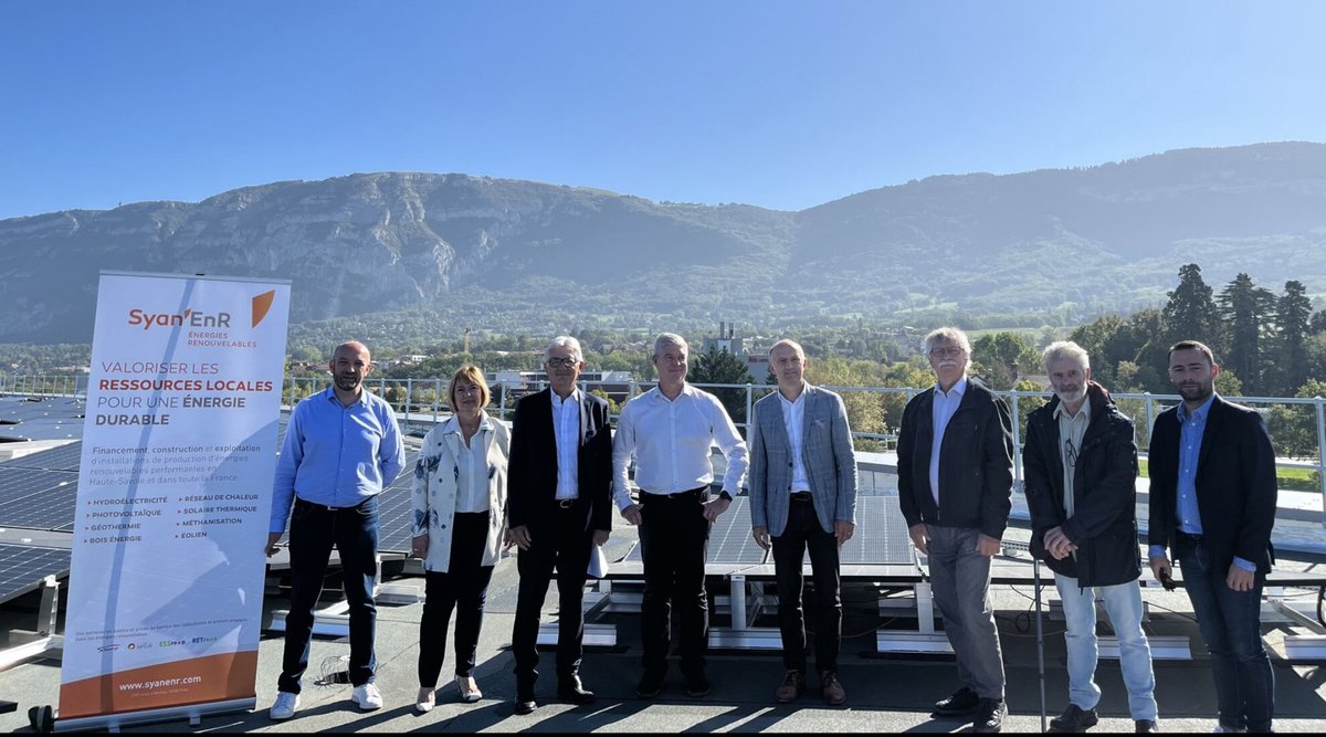fbenoit74's tweet photo. Inauguration de la nouvelle centrale photovoltaïque sur le toit des Laboratoires #Vivacy à #Archamps.
L’entreprise s’allie au @SYANE74 pour construire une infrastructure qui produira 𝟯𝟲𝟬 𝗠𝗪𝗵/𝗮𝗻, soit l’équivalent de la conso électrique annuelle d’environ 120 habitants. https://t.co/dq5QjX1rPs