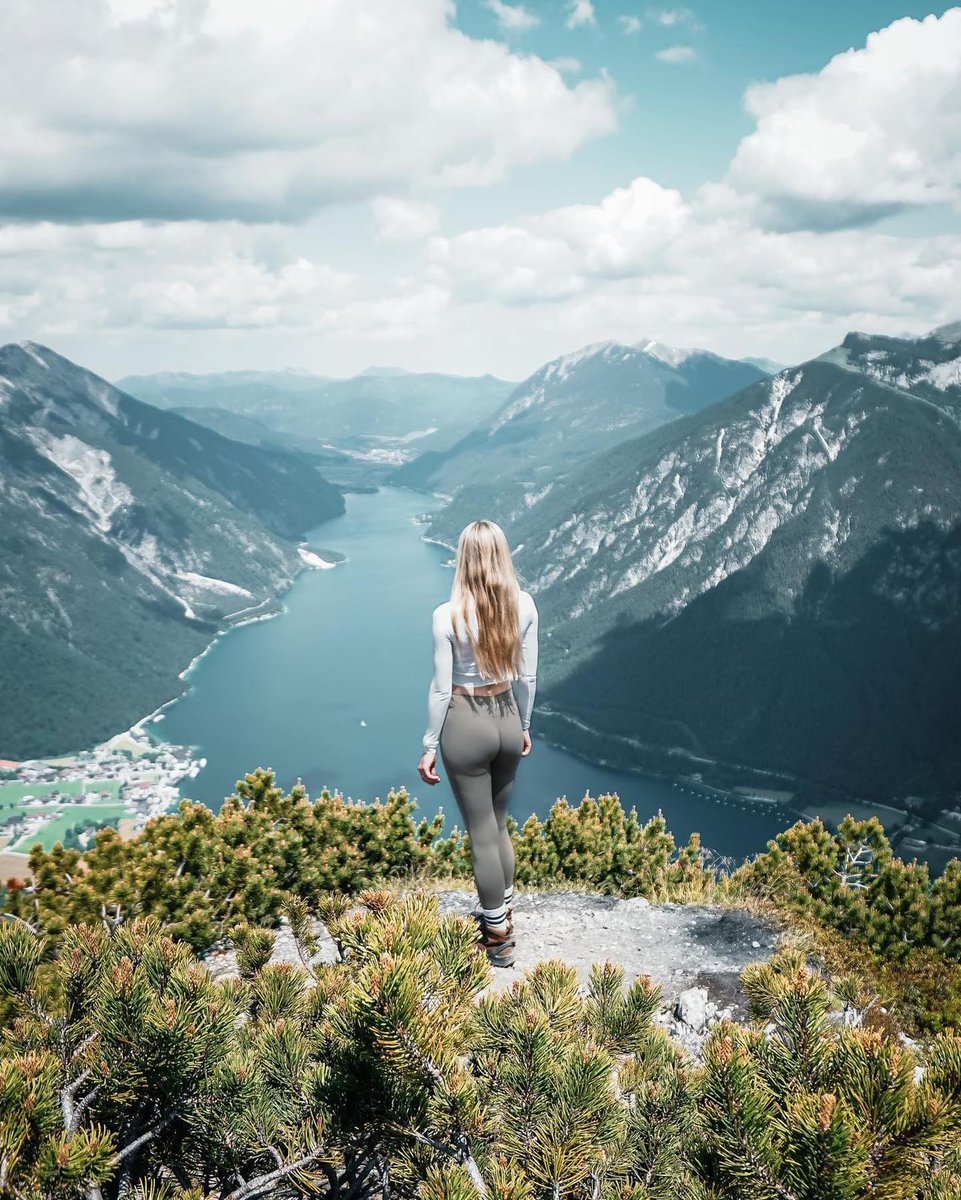 Not many days left to get views like this on Achensee ⛰️☀️
Thanks for these lovely 
#berge #bergliebe #see #hiking  #lakelife #mountaingirls #hikinggirl #hikingadventures #girlswhohike #draussenzuhause #naturliebe #outdoortones #alpenliebe #adventuregirl #blondegirl #alpinegirls