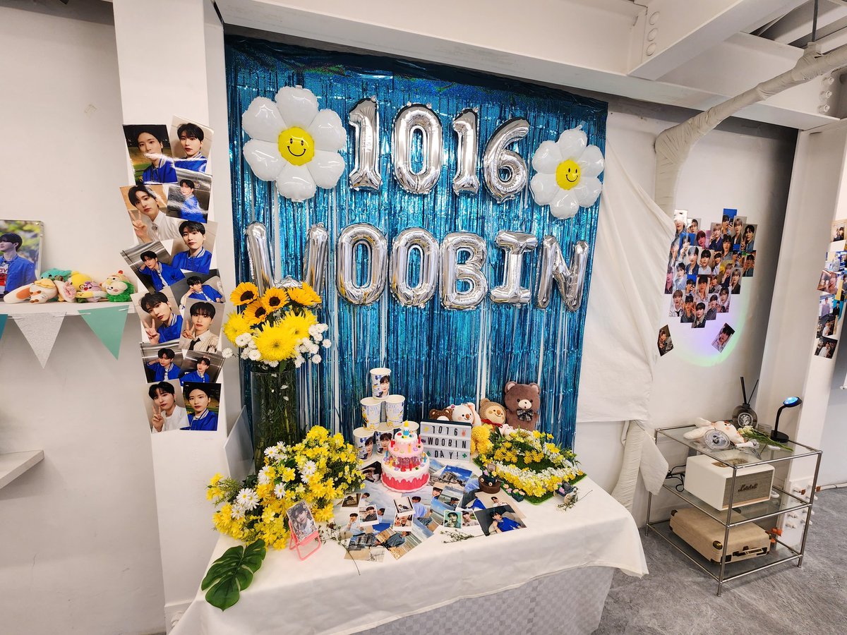 rememberourvity's tweet photo. 카페 홀리데이🧡

바다우빈 너무 좋아하는데 들어가자마자 바다우빈이가 반겨줘서 너무 행복했어요💙 특전도 너무 이쁘구!! 특히 럭키넘버 당첨돼서 밴드 받았는데 넘 귀여웠어요🐻 예쁜 카페 열어주셔서 감사드려요🥰
#붕방_곰아지의_생일파티
#Flower_DAY
#넌_내게_지지_않을_sunflower_우빈 https://t.co/aMPROVTboO