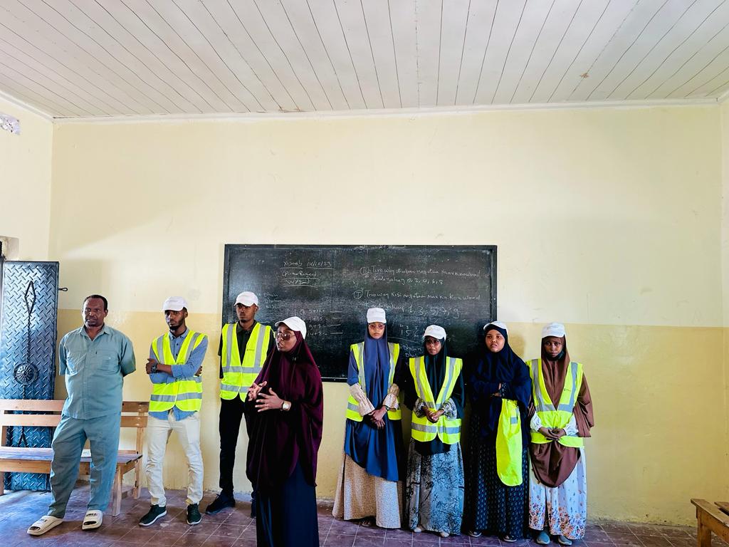 GreenlightAsso2's tweet photo. Today, as Greenlight, we are very happy to have done an awareness &amp; plantation program for Godey School in Mogadishu.
The purpose of raising awareness &amp; planting trs is to raise the Awrnss of students about envrnmntl issues in order to have a cmmnity that stands for the pr envr. https://t.co/iDPbbWBEYi
