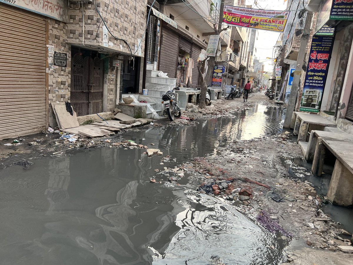 DrMunishRaizada's tweet photo. The nightmare of Delhi continues under the most incompetent and nikamma CM of Delhi @ArvindKejriwal 
@LoksenaHind https://t.co/xFIGVkW1QK