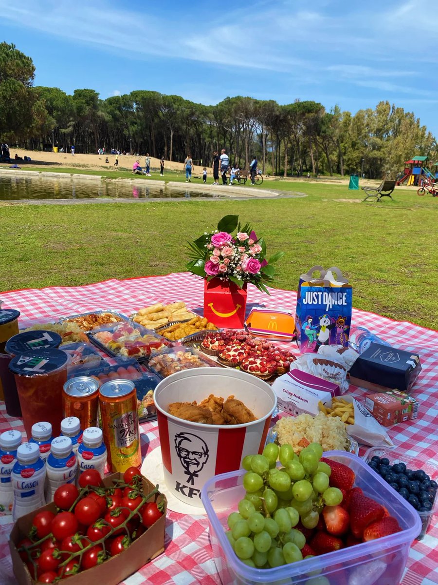 Image_Clan's tweet image. There is nothing better than eating good food under a blue sky😋 A little memory with friends on vacation👩‍❤️‍👩