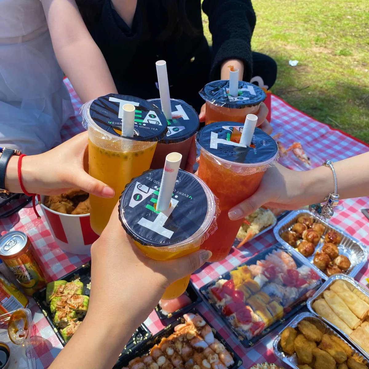 Image_Clan's tweet image. There is nothing better than eating good food under a blue sky😋 A little memory with friends on vacation👩‍❤️‍👩