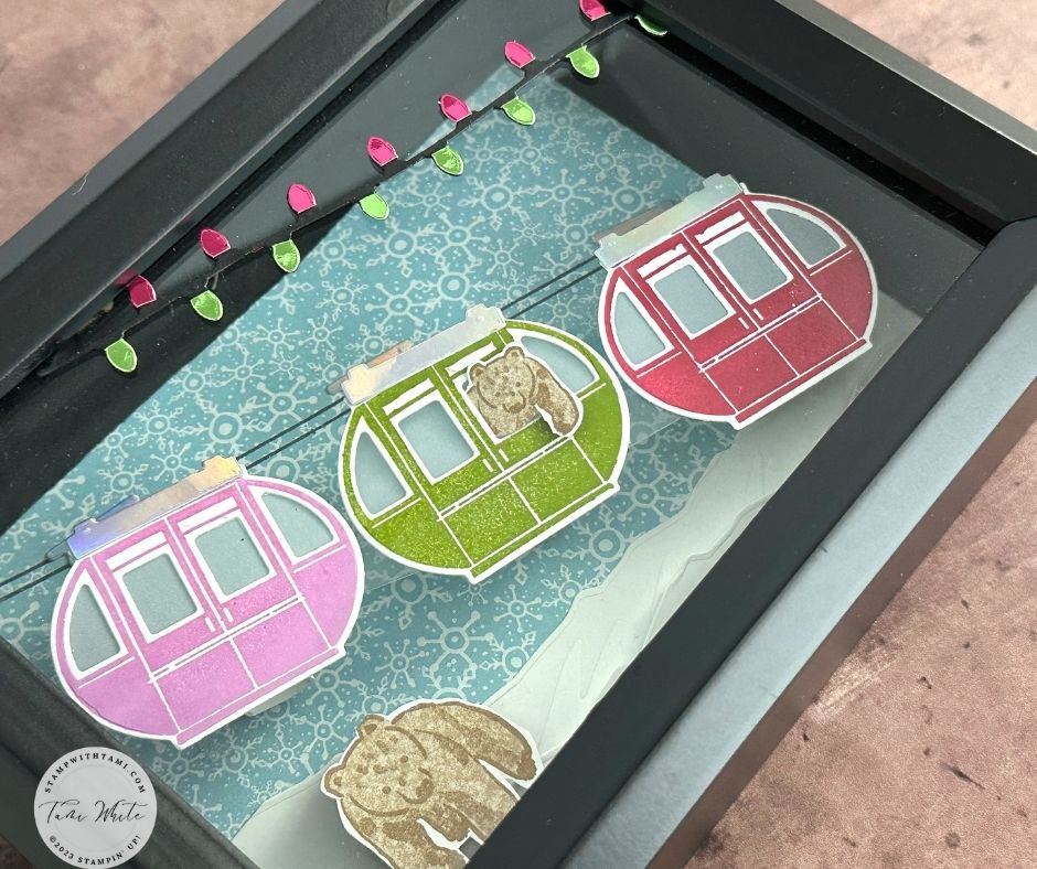stampwithtami's tweet photo. 🐻A baby bear playfully waving from a gondola, a sight captured in a wonderfully crafted shadowbox frame, complete with the charm of twinkling Christmas lights. 

https://t.co/dWUdovDLdO

#CraftingLove #DIYHolidayGifts #ShadowboxArt #FestiveCreativity #DIY  #StampinUp https://t.co/dRuMecaJPF