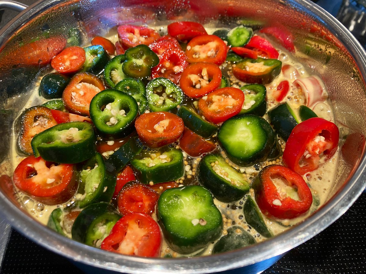 Heute auch die Ernte der Jalapeño zu Cowboy Candy verarbeitet. Da die Jalapeño wenig bis gar keine Schärfe hatten, hab ich ein paar Peperoni mit untergemischt und hoffe, dass es so passt. Der Duft war mal wieder Mega lecker. Jetzt heißt es warten.#Garten #jalapeno #einmachen