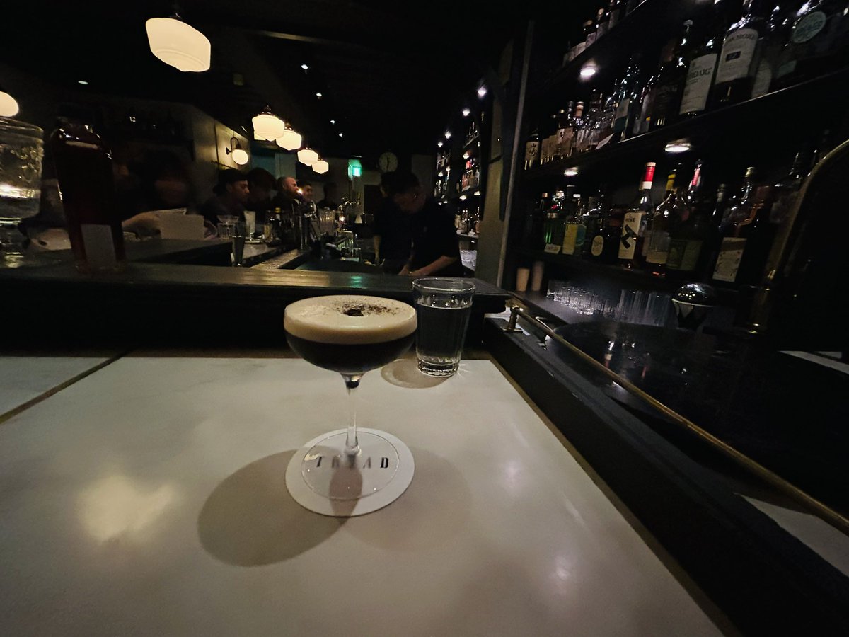 rentokyolifelog's tweet photo. 恵比寿駅徒歩３分
「Bar Triad」
恵比寿エリアの雰囲気抜群な隠れ家バー。お洒落な店装は大人デートにオススメ。コーヒーマティーニなどのオリジナルカクテルが美味しかった。 https://t.co/RP8x4NQfUW