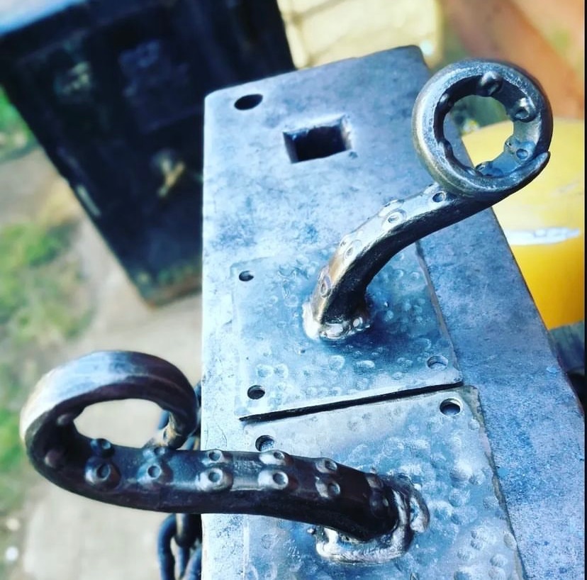 Ironoak13's tweet photo. We’ve neglected our metal work recently. So feast your eyes on this pair of tentacle shackle plates. Drawn out of 20mm square bar using a cut down sledge hammer. Also this hand forged spreader bar with a middle loop. #kink #bdsm #spreaderbar #shackles #sexyiron https://t.co/K67rVg5f71