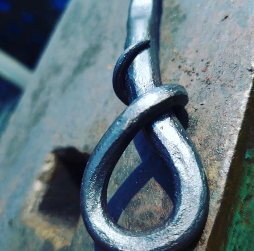 Ironoak13's tweet photo. We’ve neglected our metal work recently. So feast your eyes on this pair of tentacle shackle plates. Drawn out of 20mm square bar using a cut down sledge hammer. Also this hand forged spreader bar with a middle loop. #kink #bdsm #spreaderbar #shackles #sexyiron https://t.co/K67rVg5f71