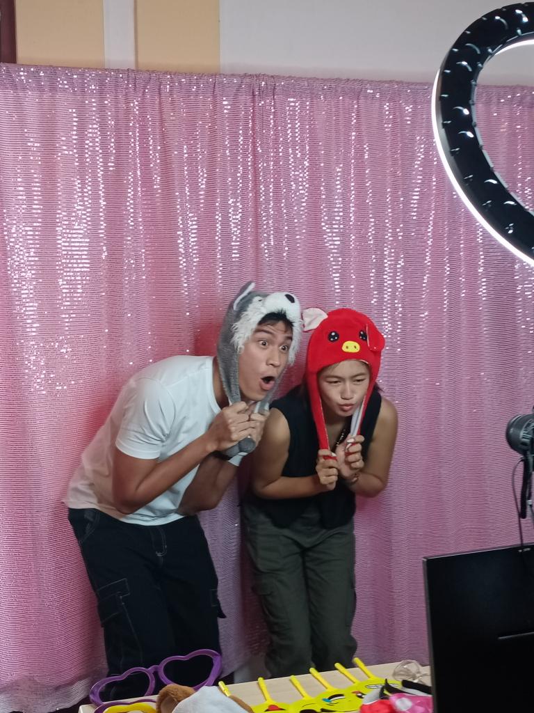 KaoMiahOFC's tweet photo. Some snaps of #KaoMiah during their photobooth time!🧡💅

AVGGDate WITH KAOMIAH
#AVeryGoodGirl #KaoMiah https://t.co/ohr8qMo0gq