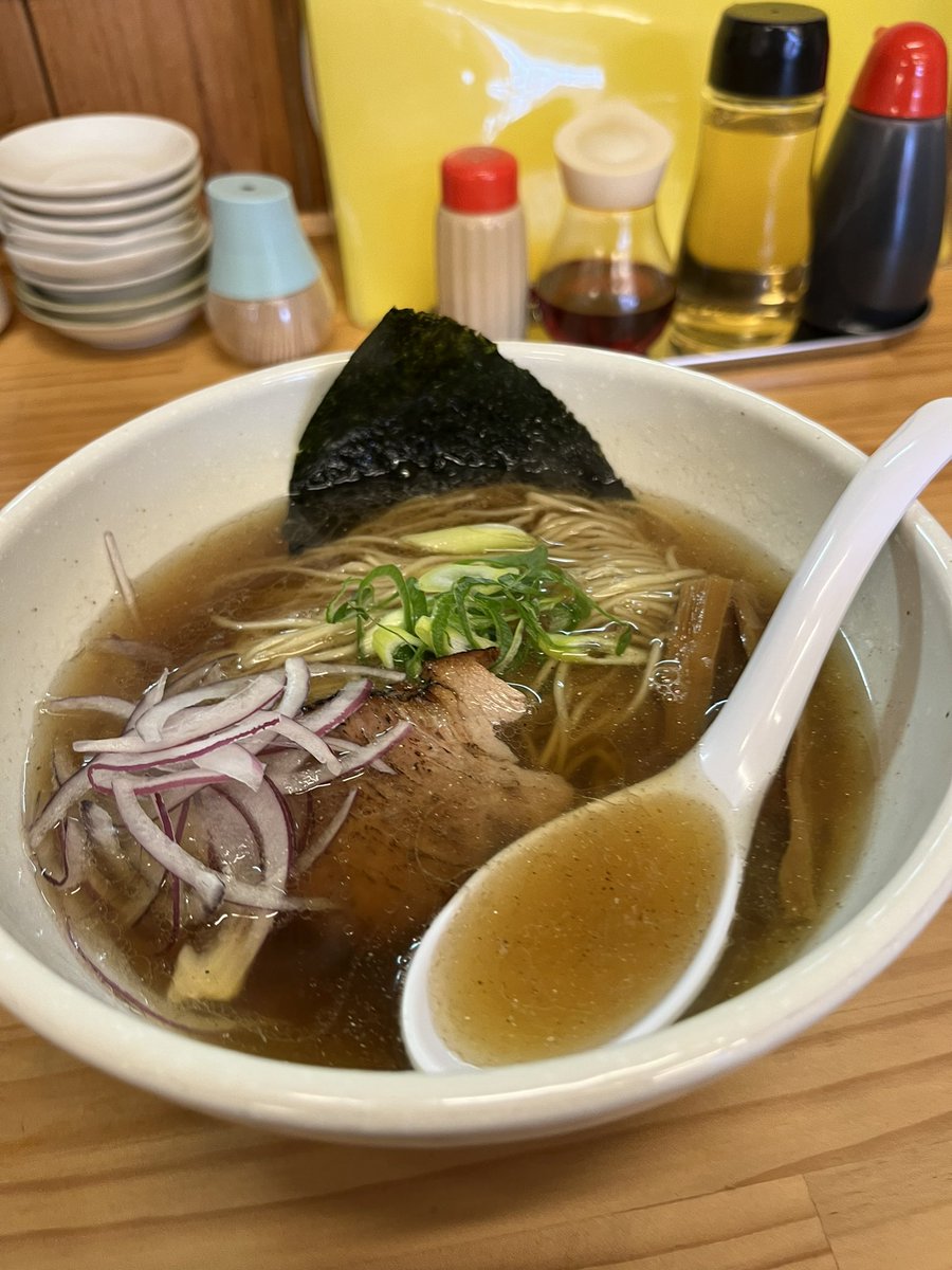 ChoosePoorUser's tweet photo. おいし〜かも！
オススメ！
ソウダガツオのブラック醤油ラーメンと煮干しラーメン

ブラックはカツオと醤油の味がすごい濃くて細麺にも絡みます

煮干しはスープも飲み干せるほどさっぱりしていますが、煮干しの風味が優しくて食べやすいです

どちらも飽きのこない一品です https://t.co/R5dVBSOpsF