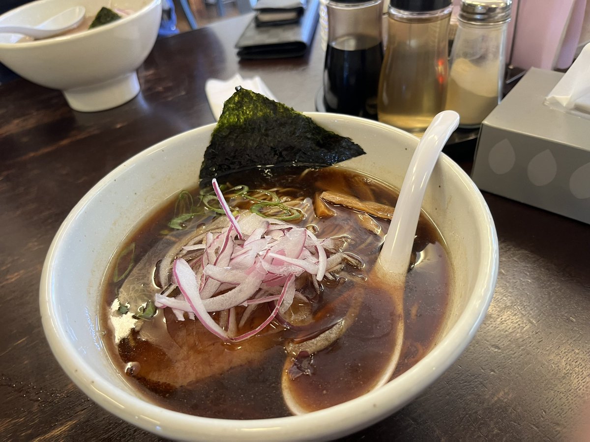 ChoosePoorUser's tweet photo. おいし〜かも！
オススメ！
ソウダガツオのブラック醤油ラーメンと煮干しラーメン

ブラックはカツオと醤油の味がすごい濃くて細麺にも絡みます

煮干しはスープも飲み干せるほどさっぱりしていますが、煮干しの風味が優しくて食べやすいです

どちらも飽きのこない一品です https://t.co/R5dVBSOpsF