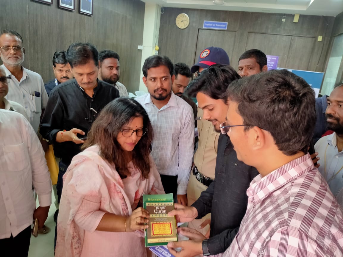siomsz's tweet photo. SIO Latur  Meet with District Collector Latur Varsha Thakur Ghuge. 
 
Brief details about the Campaign was put forth infront of her.

She asked her official to arrange a separate Meeting with SIO LATUR TEAM and will discuss much more on this issues.
#WhereAreWeHeading https://t.co/kuTsEB0tub