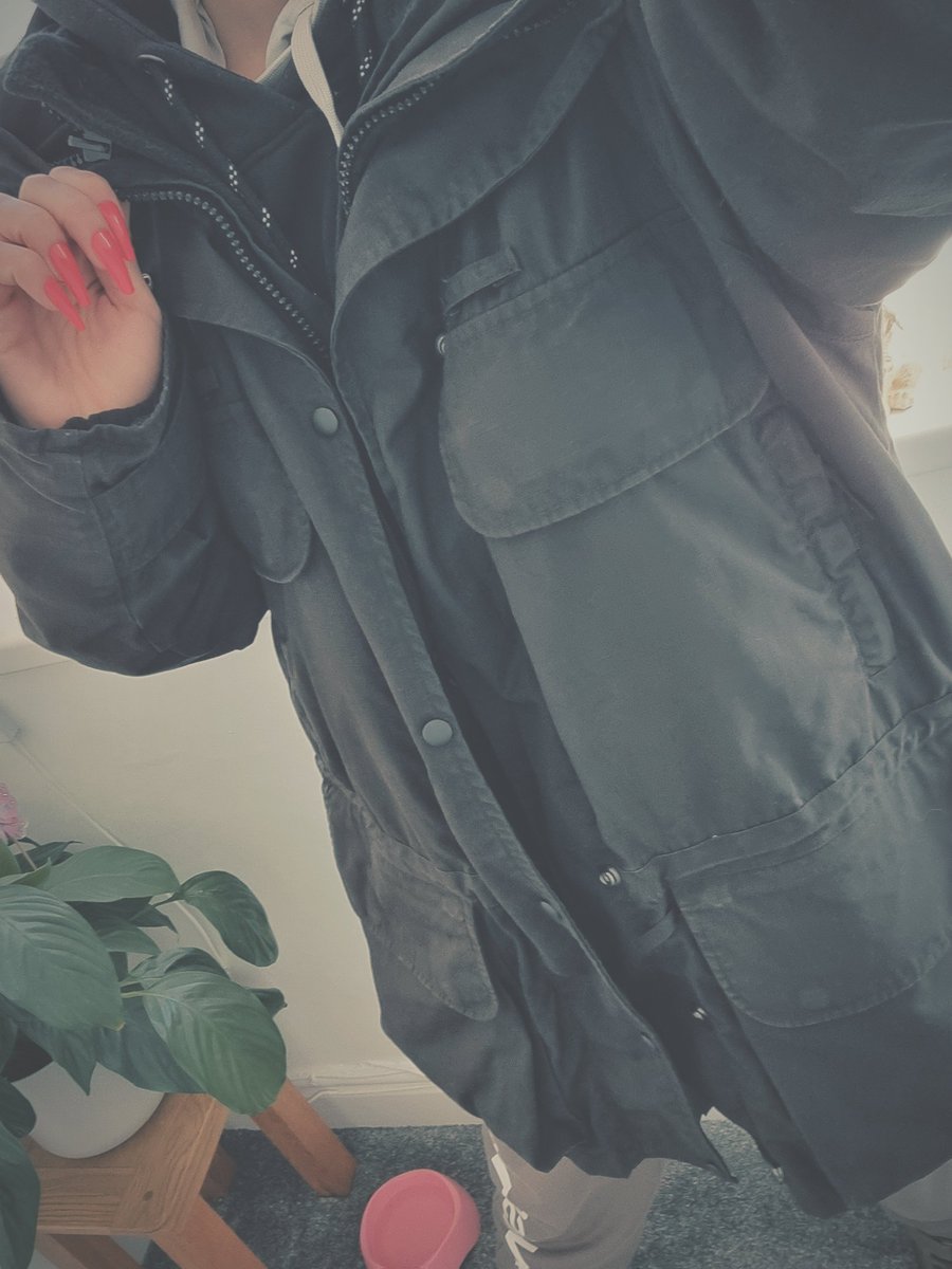 It 2 degrees outside, -4 with the wind, but I don't feel a single thing with this beast of a coat on that I... acquired. 👀