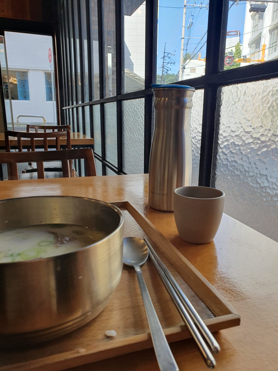 edonation10's tweet photo. 오랜만에 양천향교역 근처에 들러서 맛난 설렁탕 먹구 왔다~~
고기가 짱 많아서 든든하게 한 끼 했음 ㅎㅎ
추운 날씨에는 역시 국밥 한그릇 때려야 함....
깍두기랑 김치가 정말 맛있었어. 님들도 함 가보세요...
가게 이름은 본담채고 인테리어가 넘 이쁨... https://t.co/PDHqdZK2ij