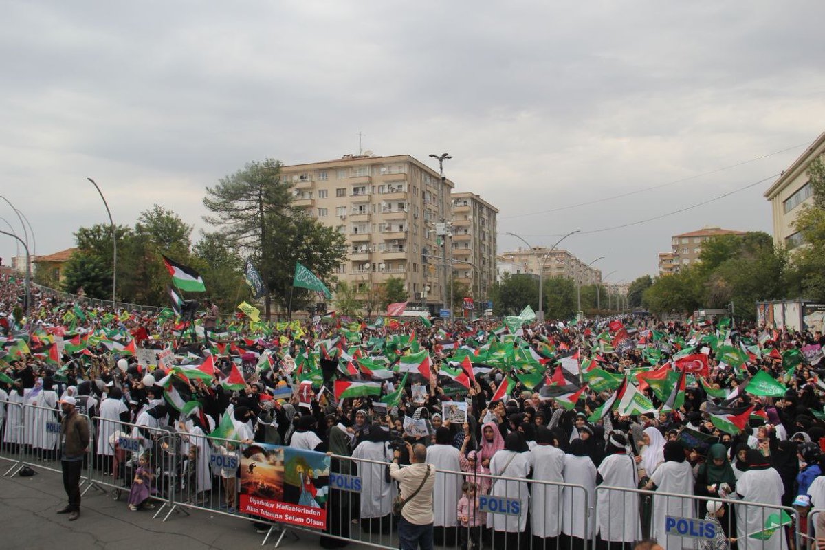 Korkmayacağız, üzülmeyeceğiz, hüzünlenmeyeceğiz, teslim olmayacağız, ye’se kapılmayacağız ve davamızdan asla vazgeçmeyeceğiz #ÖzgürFilistin özgür olana kadar.
Zaferleri mübarek olsun.

Kudüse, Gazze'ye, Mescid-i Aksa'ya, Direniş mücahitlerine selam olsun.
#Diyarbakır