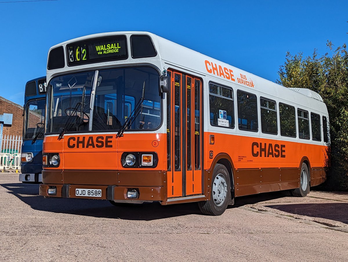 DownOnTheStour's tweet photo. Good morning from Aldridge Transport Museum 👋

It's a morning off classic buses running today &amp; I've bumped into none other than @EnviroExplorer 👏

Right time for Fastline Metrobus on the first run ✅

#DOTS #BusPhotography #bustwitter #metrobus #leylandnational #busveg https://t.co/FzwasyMMT2