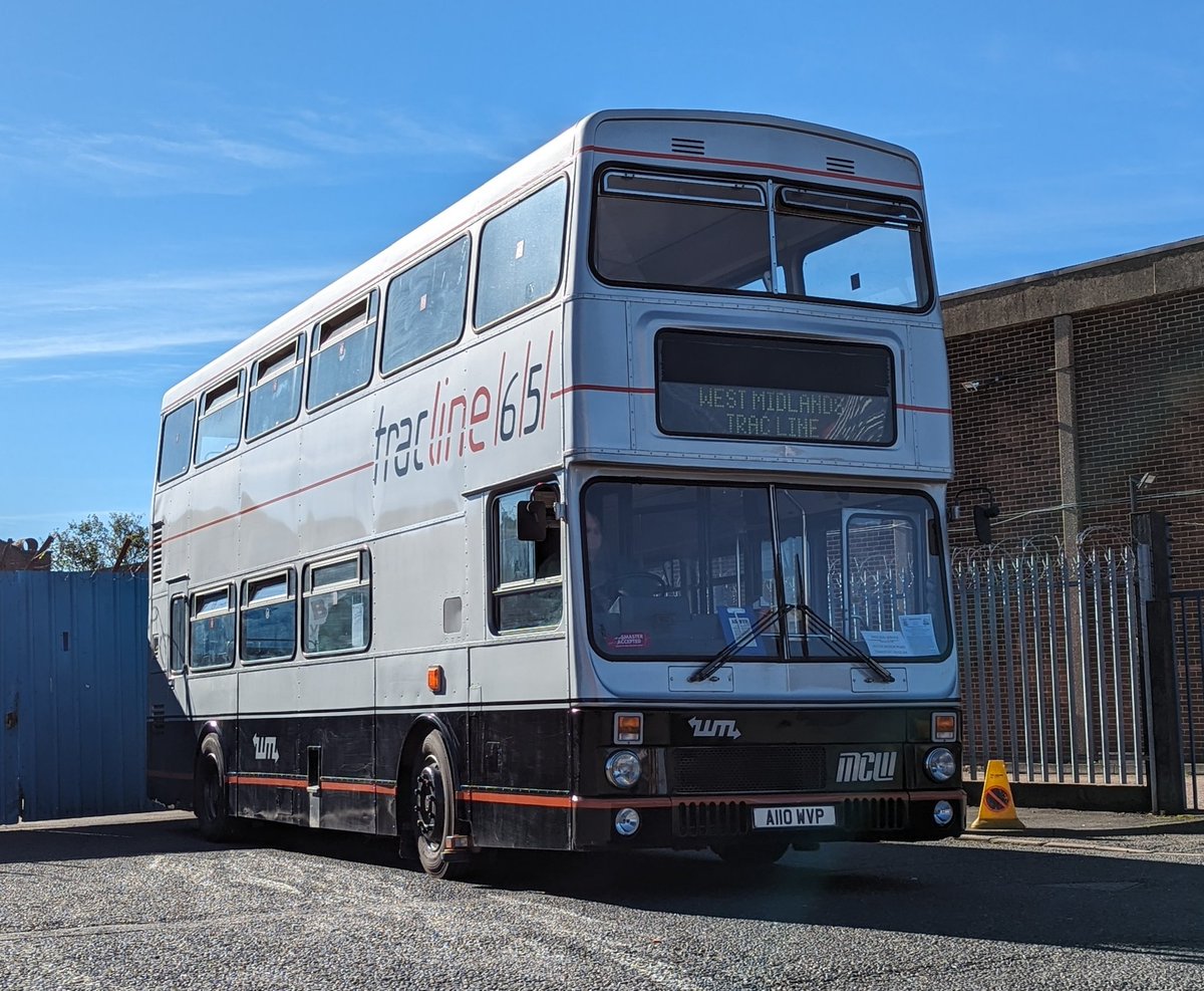 DownOnTheStour's tweet photo. Good morning from Aldridge Transport Museum 👋

It's a morning off classic buses running today &amp; I've bumped into none other than @EnviroExplorer 👏

Right time for Fastline Metrobus on the first run ✅

#DOTS #BusPhotography #bustwitter #metrobus #leylandnational #busveg https://t.co/FzwasyMMT2