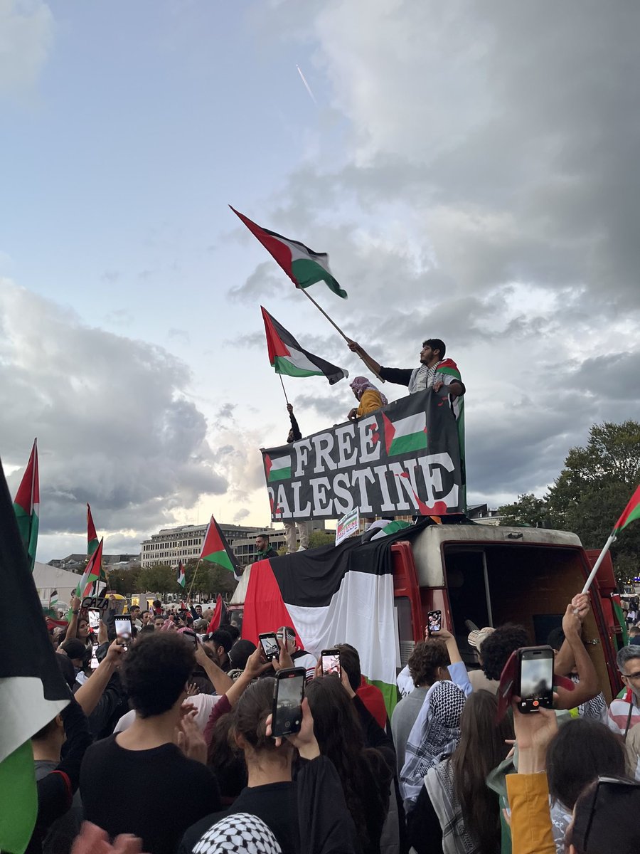 Hier à Genève plus de 6’000 personnes ont manifesté en solidarité avec les Palestiniens et pour condamner l’État colonial d’Israël qui exerce actuellement un nettoyage ethnique à Gaza, avec le soutien de l'Occident et de la Suisse.

Prochaine manif le 19 octobre à Lausanne 🇵🇸✊🏼