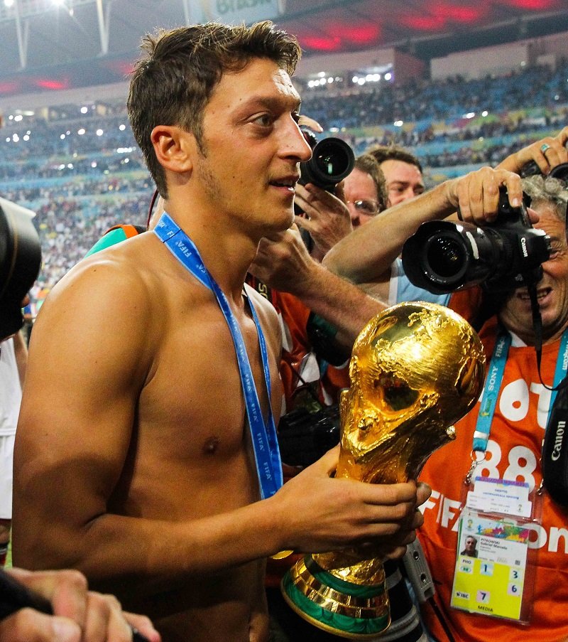 FatimsDiallo1's tweet photo. HBD mon idole dans le foot et la vie sociale,le meneur de tous les temps, même si tu as passé par l'équipe que j'aime pas (le Real Madrid).Tu as marqué l'histoire,la fierté de tout footballeur Musulman à nos 100 ans Q'Allah nous accorde son immense miséricorde https://t.co/xRc2bv2otX