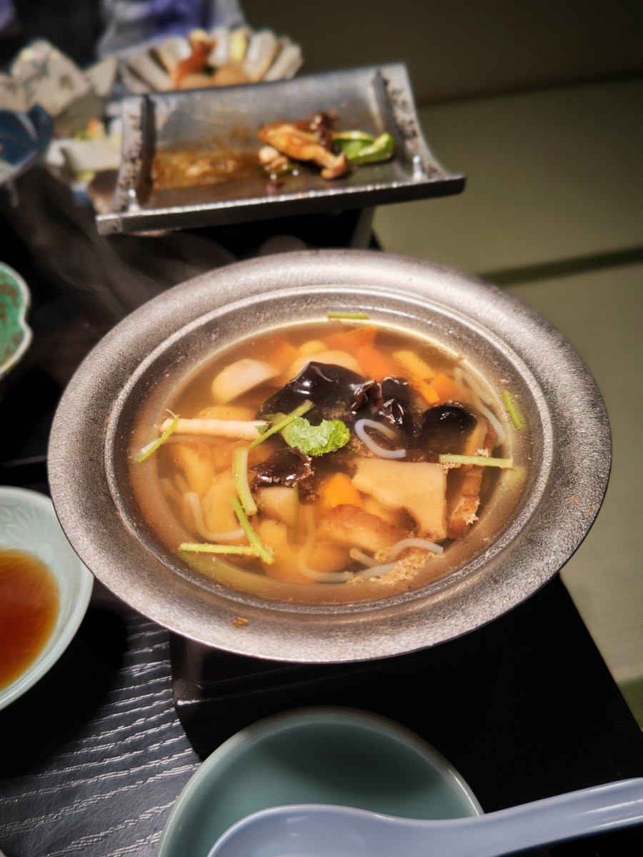 2023.10.5
#宿めし #晩ごはん 
The dinner at the hot spring inn is very delicious.

#福島県の温泉 #温泉旅館 #夕食 #さしみ #馬刺し #鉄板焼き #煮物 #天ぷら #天ぷらまんじゅう #ごはん #そば #こづゆ #fukushima #onsen #ryokan #dinner #sashimi #grilledfish #grilledmeat #rice #tempura