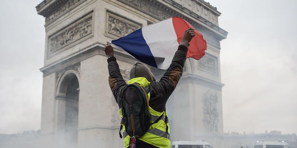 OpexNews's tweet photo. 👁️ « Il y a eu une pression sur les services des renseignements pour qu’ils ciblent, surveillent, géolocalisent et écoutent des #giletsjaunes considérés comme les plus violents. […] des milliers de personnes ont été écoutées et géolocalisées sans que l’on puisse établir à ce jour si toutes l’ont été à bon escient. » 

Dans « Le côté obscur de la force » (Flammarion), le journaliste d'investigation @vincentnouzille livre une enquête au cœur des dérives du ministère de l'Intérieur, y pointant le basculement des techniques de renseignements à destination des manifestants, à compter du mouvement des gilets jaunes.

➡️ https://t.co/BsqWmglUPW
