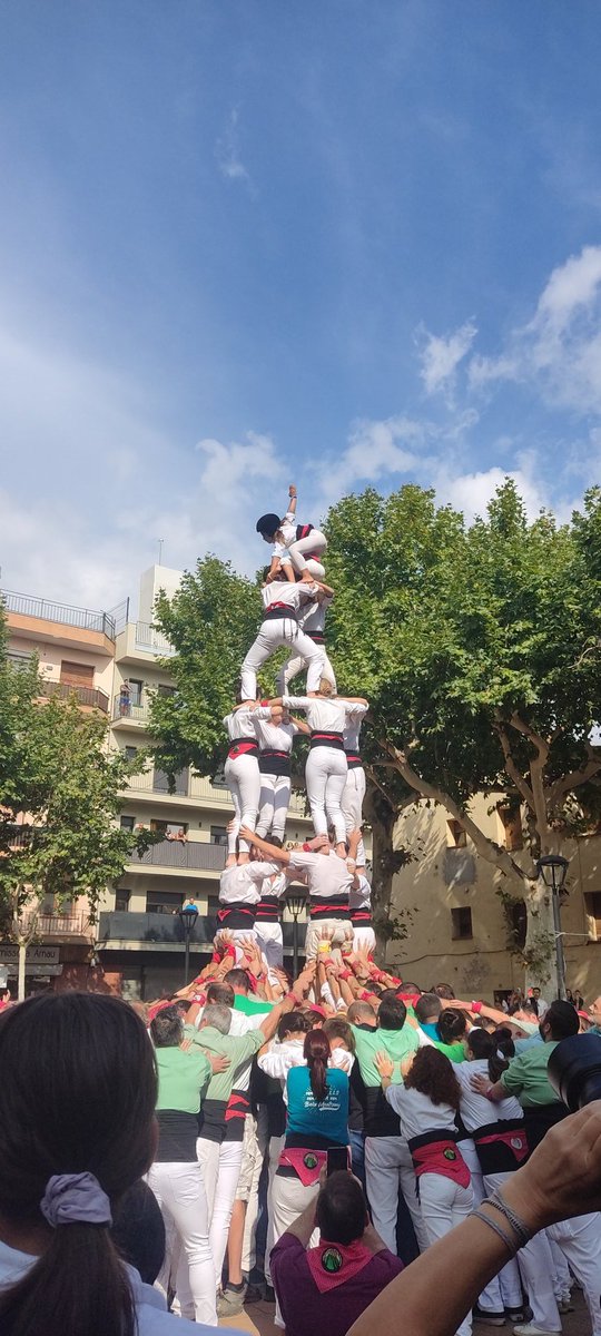 Els <a href="/ccbaixmontseny/">Colla Castellera del Baix Montseny</a> es converteixen en colla de ple dret de la Coordinadora després de descarregar 3 castells de 6 a la mateixa diada. Moltes felicitats!