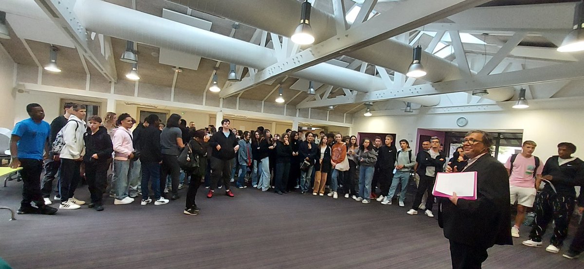 AzmenSig's tweet photo. Maintien de la #cérémonierepublicaine de remise des diplômes 🎓 vendredi dernier au collège et la joie de nos anciens élèves de se retrouver et de nous revoir a redonné du baume au cœur 🖤 lourd de tous les personnels présents pendant quelques temps. #émotion #tenir #République https://t.co/5FqEc3tSzc
