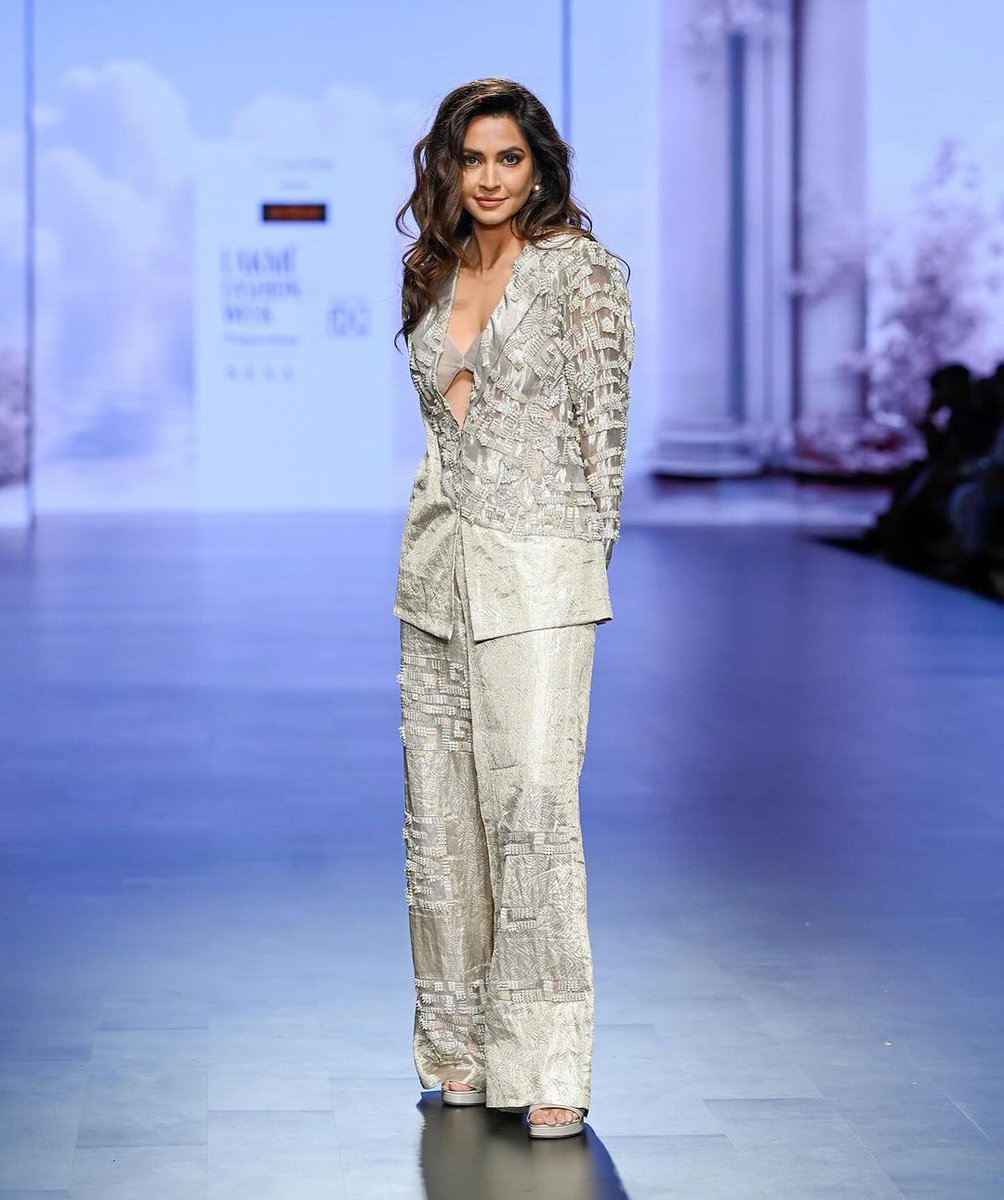 @kriti_official for One Infinite presents TATWAMM on Day 5 at Lakmé Fashion Week in partnership with FDCI. #oneinfinite_ #tatwammcoutre @ILoveLakme @fdciofficial #reliancebrandsltd @r1seworldwide