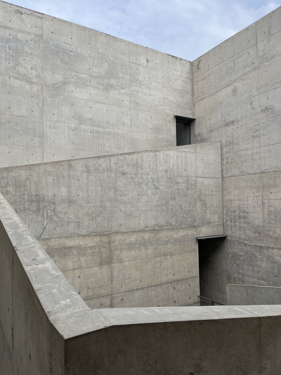 taketosora's tweet image. 直島旅②地中美術館

安藤さんの建築と作品が融合して空間全体がアート
空気が日本じゃないような不思議な感覚もして素晴らしかった
モネの作品好きなのでポストカード購入

#佐藤健カレンダー2023