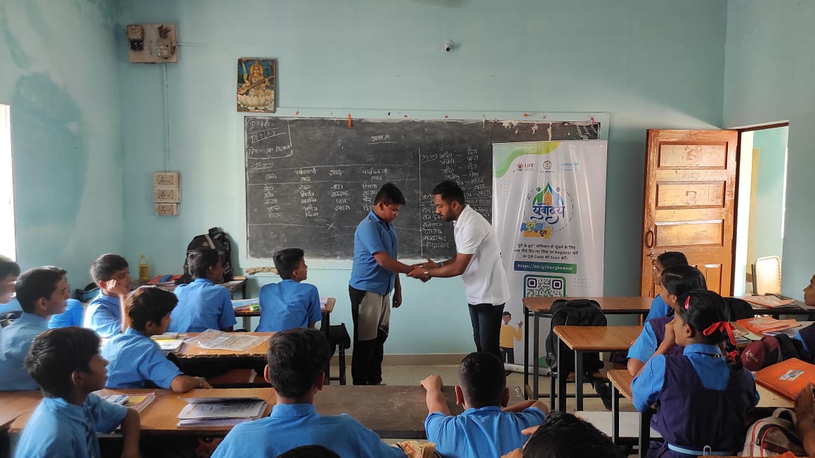 YogeshSahu_04's tweet photo. The power of clean hands should never be underestimated. Let's celebrate #GlobalHandwashingDay by spreading awareness and encouraging the world to wash their hands with soap regularly. ЁЯМПЁЯд▓ #CleanHandsSaveLives #CGforHandWashing
@UNICEFIndia @DPRChhattisgarh @DurgKeDoot https://t.co/qaMYliEz2n