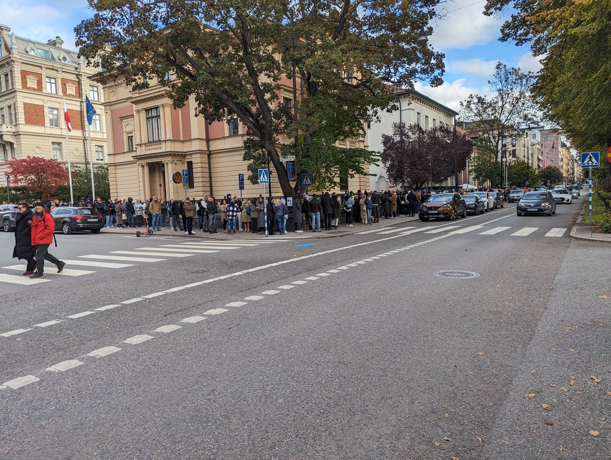 mfloryan's tweet photo. A queue for over an hour to vote in the Polish parliamentary elections in Stockholm. #HopeForChange
#Sztokholm #Wybory2023 #PolandVotes https://t.co/W5Vju0uBIm