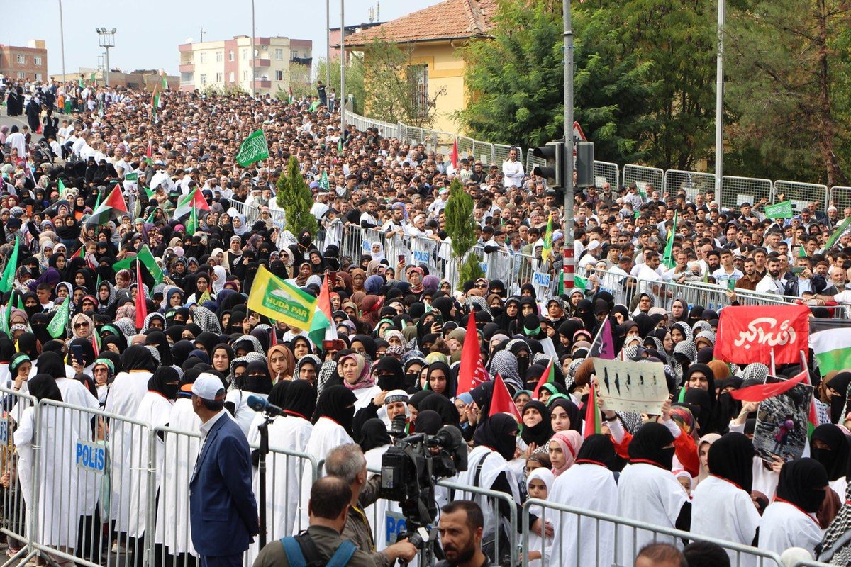 HurDavaPartisi's tweet photo. Selahaddin’in torunları Diyarbakır’da meydanlarda, Aksa Davası’nın yanında.

#HÜDAPAR
#ÖzgürFilistin https://t.co/6bwS9EnDr3