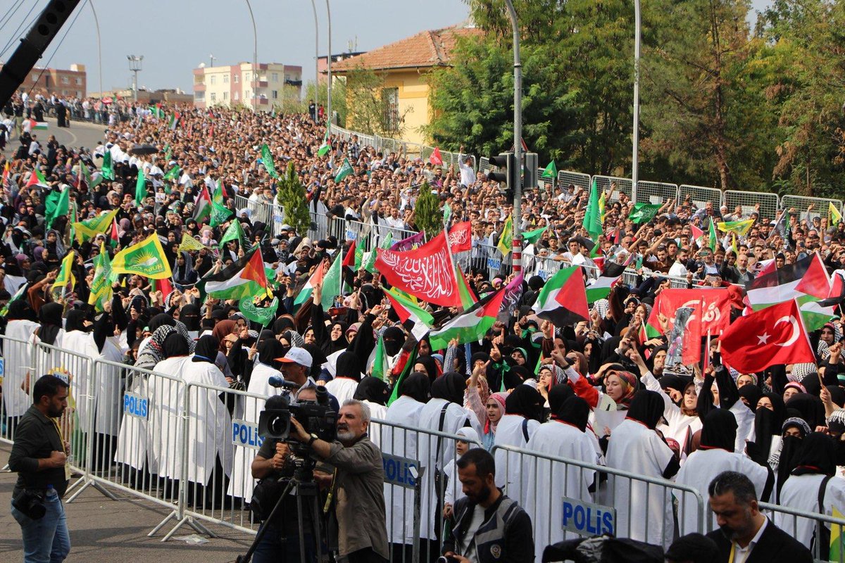 HurDavaPartisi's tweet photo. Selahaddin’in torunları Diyarbakır’da meydanlarda, Aksa Davası’nın yanında.

#HÜDAPAR
#ÖzgürFilistin https://t.co/6bwS9EnDr3