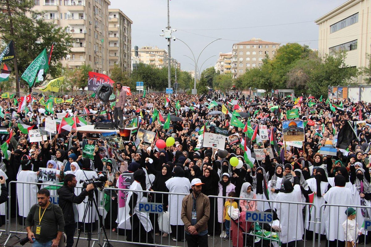 HurDavaPartisi's tweet photo. Selahaddin’in torunları Diyarbakır’da meydanlarda, Aksa Davası’nın yanında.

#HÜDAPAR
#ÖzgürFilistin https://t.co/6bwS9EnDr3
