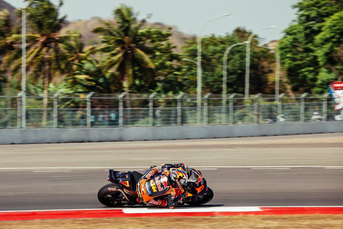 It's one of a kind. What an incredible circuit!

Terima kasi, Madliak for having us once more. 💪

#KTM #ReadyToRace #IndonesianGP  🇮🇩