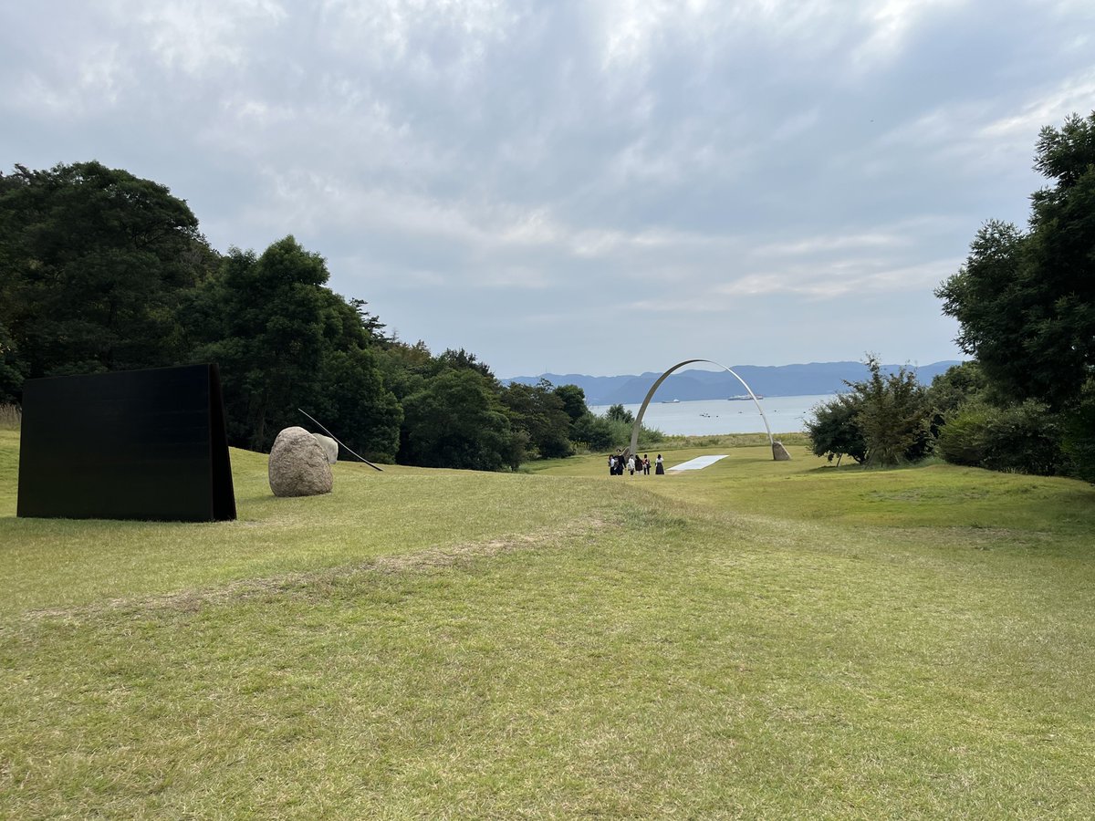 taketosora's tweet image. 直島旅③李禹煥美術館

時間がなくてここは中に入らず撮影スポットだけ
外も雰囲気よかった

#佐藤健カレンダー2023