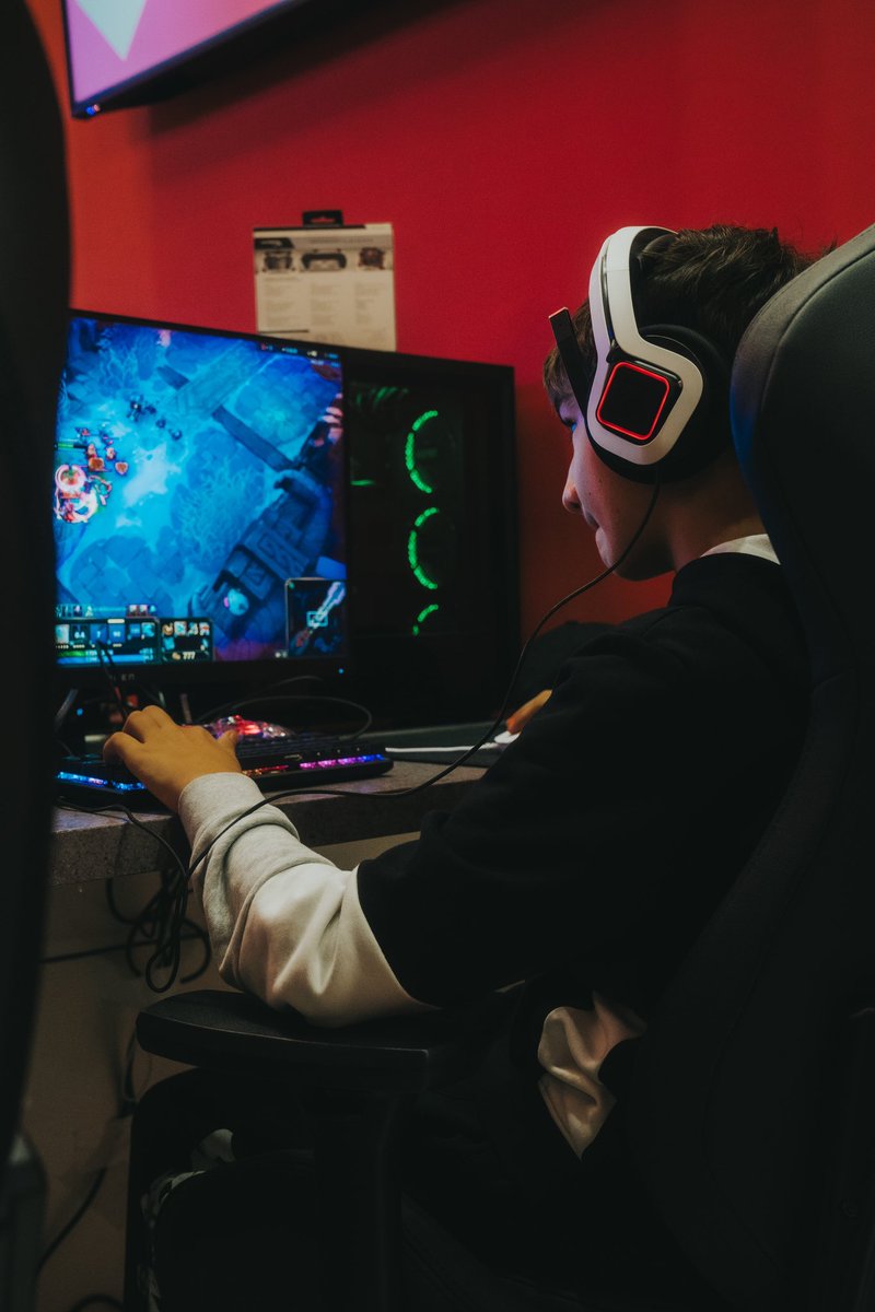 OMENbyHP_de's tweet photo. Bei uns ist echt viel los!
Kommt vorbei und staubt coole Goodies wie Cap und T- Shirts ab!
Oder „Beat the Pro“ @AustrianForce in @LoLGermany und gewinnt Gaming Hardware von @HyperX !!!
#gamecityvienna #OMEN #gamecity2023
#OMENTranscend #OMENbyHP #HPwithINTEL #OMEN16 #Gaming https://t.co/NWdpLZfnwE