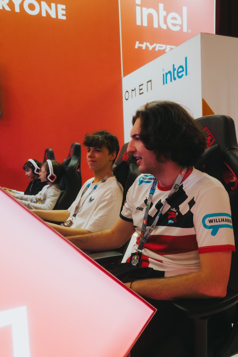 OMENbyHP_de's tweet photo. Bei uns ist echt viel los!
Kommt vorbei und staubt coole Goodies wie Cap und T- Shirts ab!
Oder „Beat the Pro“ @AustrianForce in @LoLGermany und gewinnt Gaming Hardware von @HyperX !!!
#gamecityvienna #OMEN #gamecity2023
#OMENTranscend #OMENbyHP #HPwithINTEL #OMEN16 #Gaming https://t.co/NWdpLZfnwE