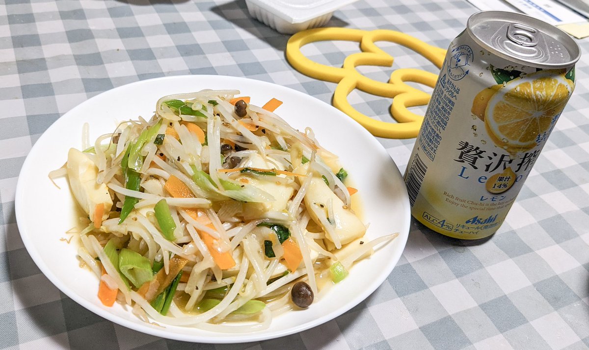 nk3rd's tweet photo. 久々にイカの野菜炒めで晩酌也〜ヽ(｀▽´)/
#イカと野菜炒め #晩飯 #晩酌 #贅沢搾り #レモンサワー #妻に感謝 #納豆も食べた https://t.co/aJU3kzrfae