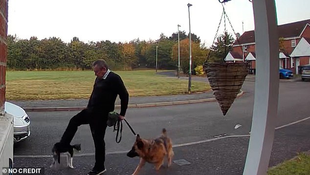 Protect_Wldlife's tweet photo. 🚨 HELP CATCH THIS SCUMBAG - LEAMINGTON SPA 🚨

Elderly dog walker is caught on doorbell camera KICKING innocent Lenny before the beloved pet died.

Anyone with info please contact the police or the RSPCA's appeals line on 0300 123 8018. @RickyGervais https://t.co/125Kh5aGXa