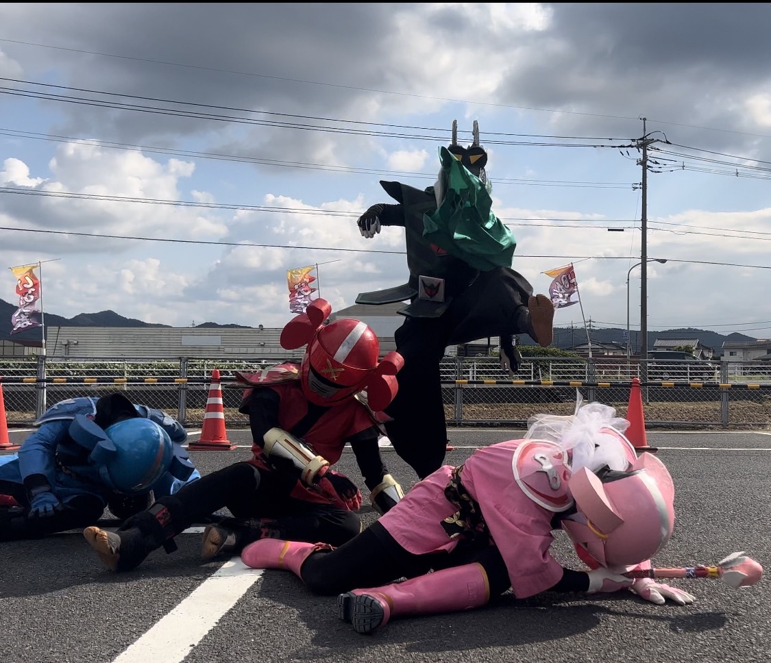 kamiarija's tweet photo. さぁて、カミアリージャーは伊波野地区文化祭に行ってきましたよ〜♫
沢山笑って驚いてダンスしていっぱい楽しんでもらえたんじゃないかな？
なんててノリがいい地区でしたよ！
バズーカのキラキラは今日もキレイに片付きましたとさw
来てくれたみんなだんだんね〜♫ https://t.co/u9ZssebGE4