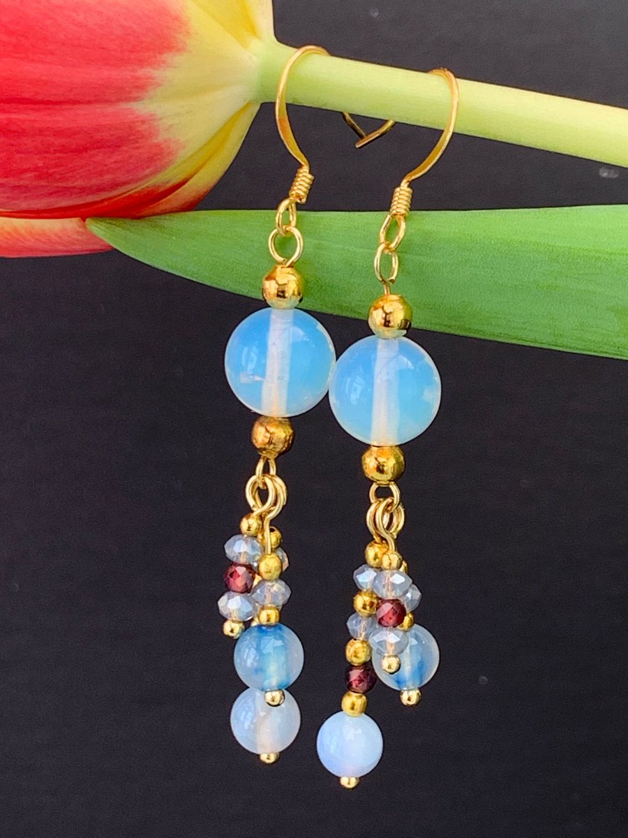 £13.35. Unique, handcrafted boho style chandelier gemstone earrings, gold plated with opalite and garnet.

Available via Etsy: etsy.com/uk/listing/157…

#uniqueearrings #bohoearrings #bohemianearrings #bohofashion #bohoaccessories #chandelierearrings #gemstoneearrings #earrings