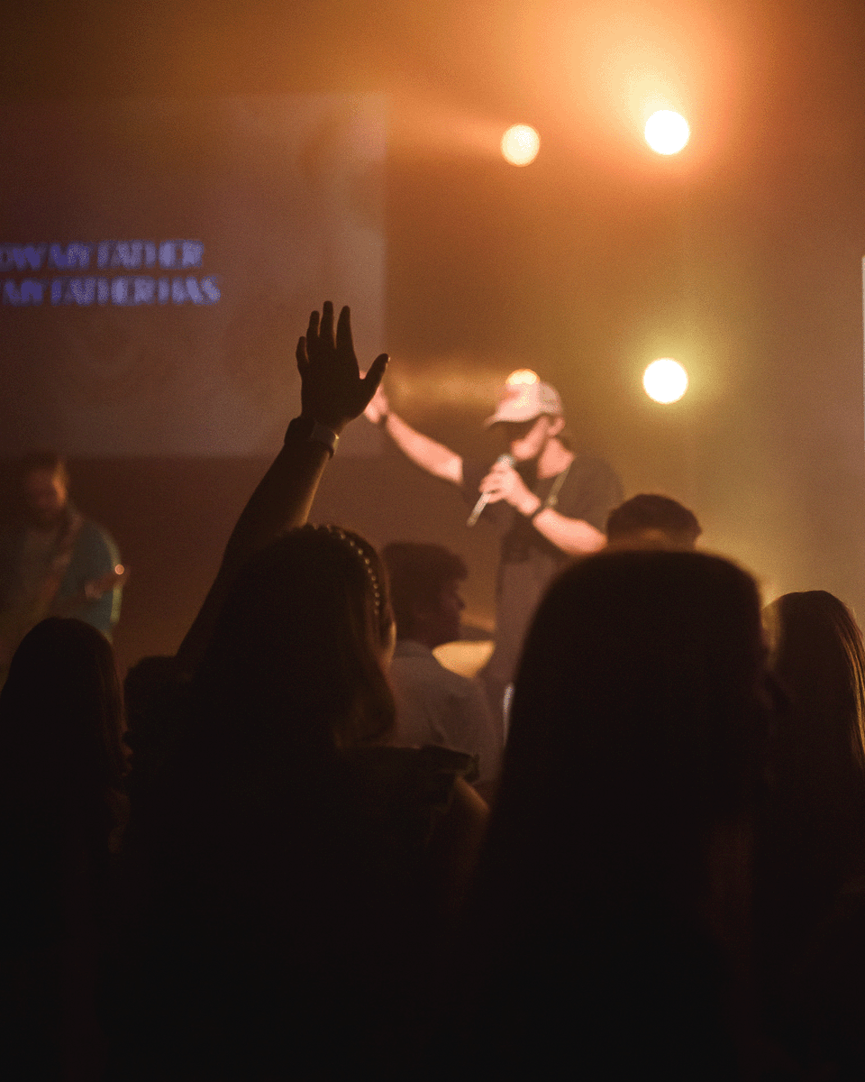 athenschurch's tweet image. Happy Sunday! Here’s what to look forward to this morning 🎉

🎶 Worship with Amy, Justin, Steve, and Gabby
💭 Part 1 of #HonestToGod with @clayscroggins 
🤝 Service Projects Open

See you soon!