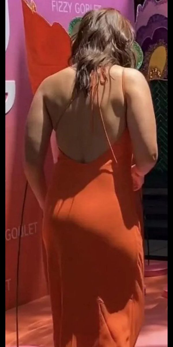 theassaddicted's tweet photo. @KinkyyKing Kareena 🥵🍑 https://t.co/GayKWtgFxD