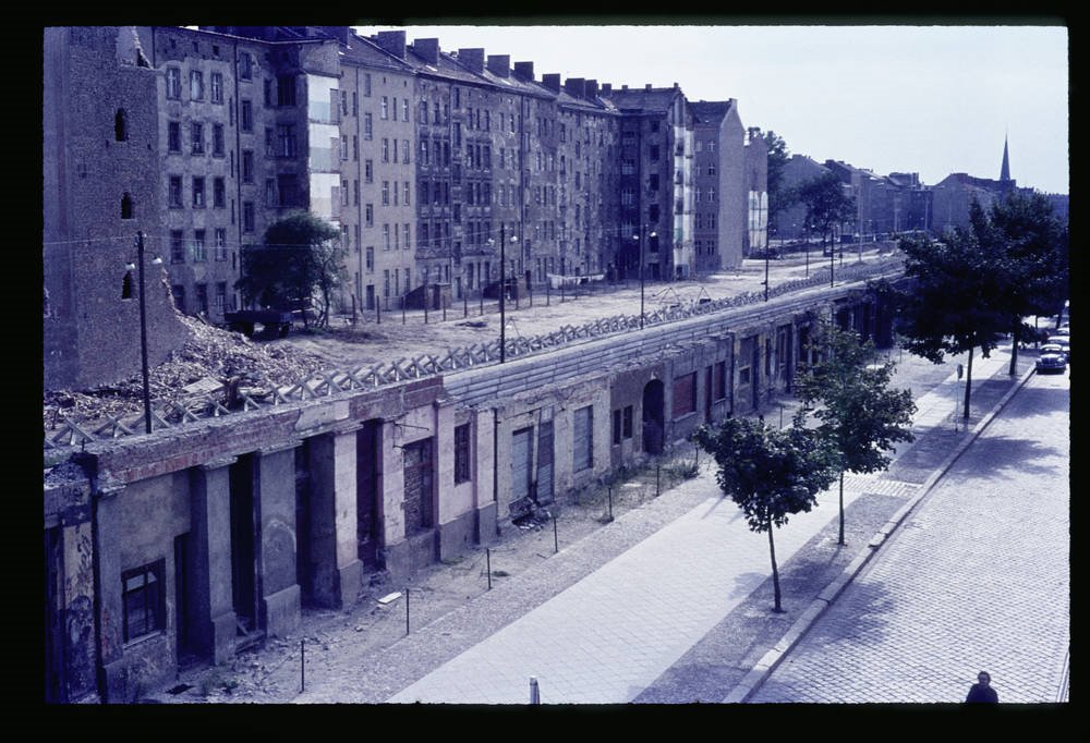 August 1968 - Bernauer Strasse
#berlin #berlinwall #ddr #coldwarhist 
Photo: Goetze