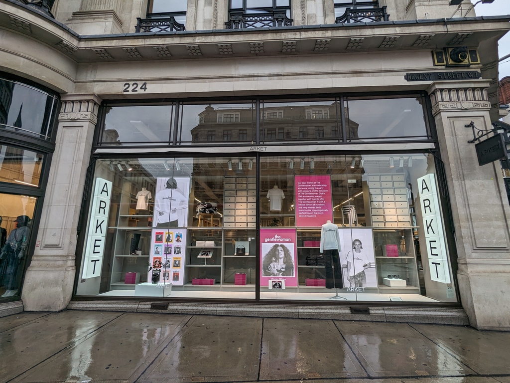 Live on Regent Street, London W1: get your Gentlewoman T-shirt at <a href="/arketofficial/">ARKET</a> or from The Gentlewoman Shop. While stocks last! bit.ly/3PZkNmg
⁠
#TheGentlewoman⁠
#TheGentlewomanClub⁠
#Arket
