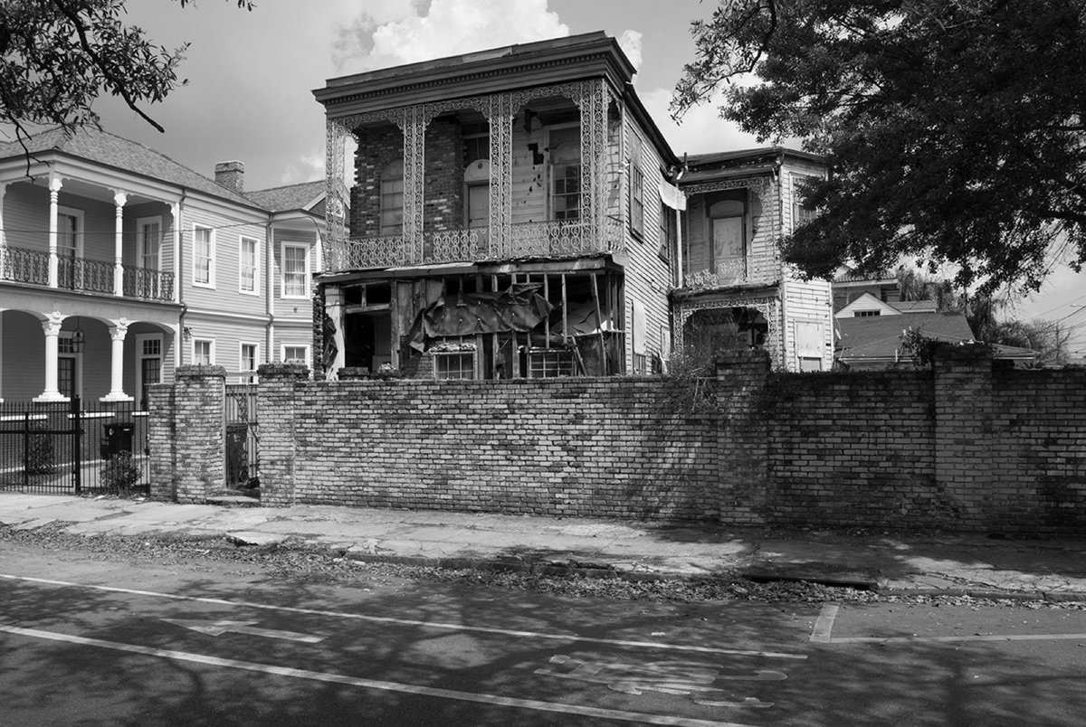 oxfordamerican's tweet image. Check out this 2017 #EyesOnTheSouth project, “The Built Environment,” in which @virginiahanusik explores “how a distinct sense of place is perpetuated through the built environment” in New Orleans. Hanusik also published in #Issue122 for Fall 2023.
oxfordamerican.org/eyes/the-built…