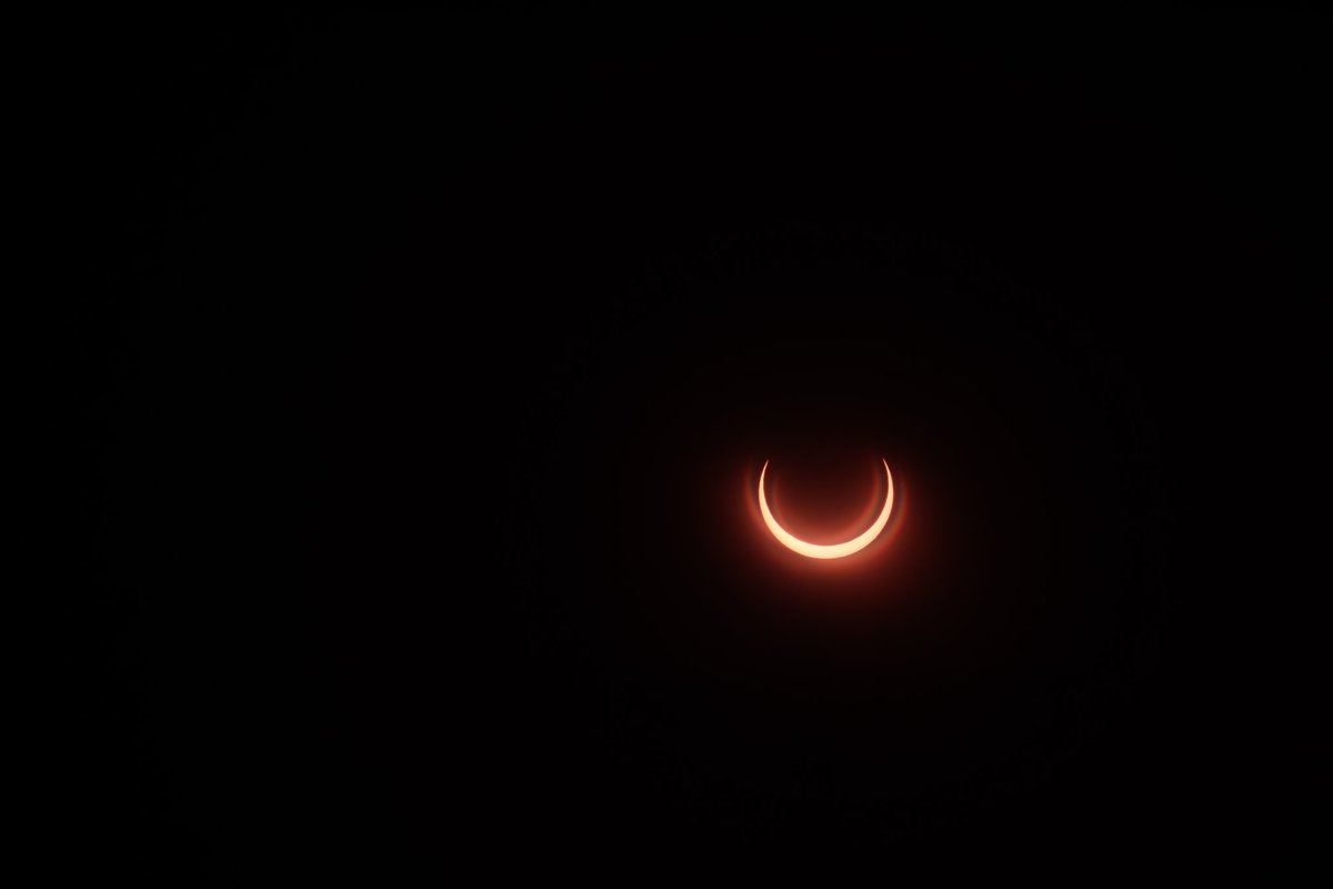 ielepassos's tweet photo. Recebi algumas mensagens dos meus amigos falando que estavam ansiosos pelos meus registros do eclipse de ontem. Fiquei feliz demais 🥺

Aos seguimores, vejam só as fotinhas https://t.co/bhEbSlrkRP