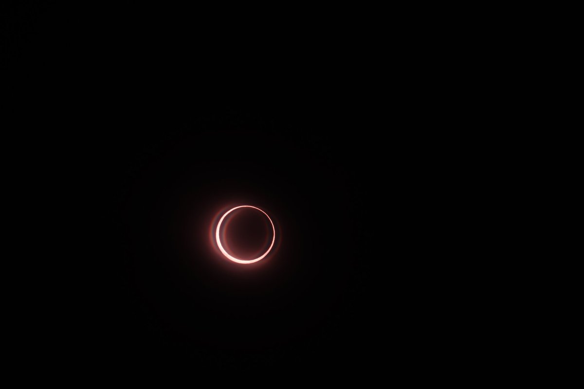 ielepassos's tweet photo. Recebi algumas mensagens dos meus amigos falando que estavam ansiosos pelos meus registros do eclipse de ontem. Fiquei feliz demais 🥺

Aos seguimores, vejam só as fotinhas https://t.co/bhEbSlrkRP